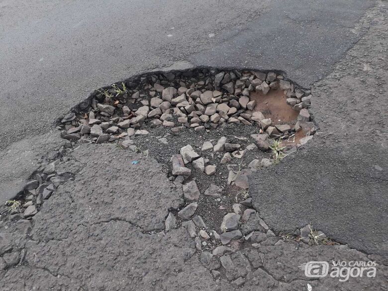 Buraco causa apreensão em cruzamento no Boa Vista - Crédito: Divulgação