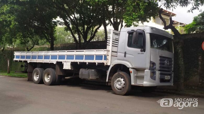 Caminhão foi apreendido por policiais rodoviários de São Carlos - Crédito: Maycon Maximino