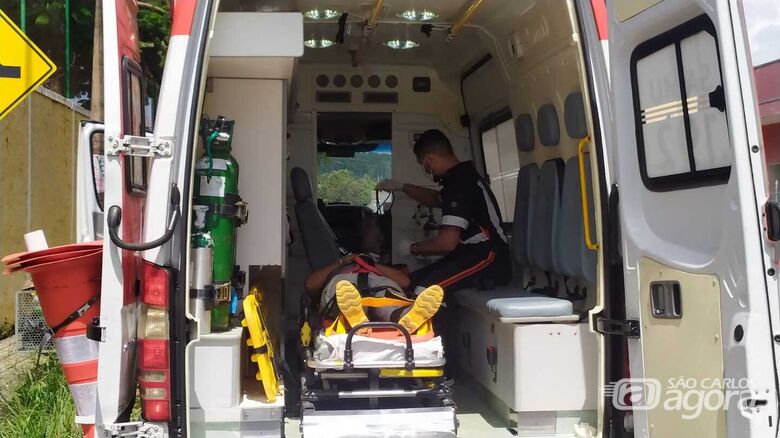 Trabalhadora no momento em que era atendida pelo Samu - Crédito: Maycon Maximino