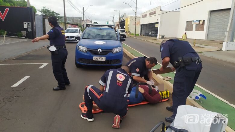 Motociclista recebe atendimento da equipe do Samu: encaminhada à Santa Casa - Crédito: Maycon Maximino