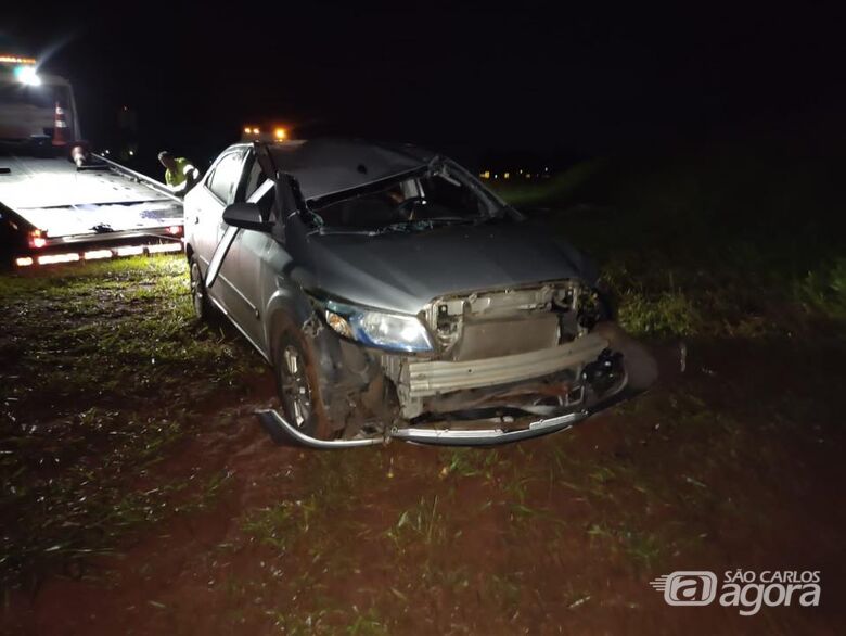 Capotamento deixa motorista ferido na Washington Luís - Crédito: reprodução/Araraquara Agora