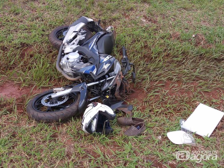 Moto ficou destruída devido ao violento impacto na SP-310 - Crédito: Maycon Maximino