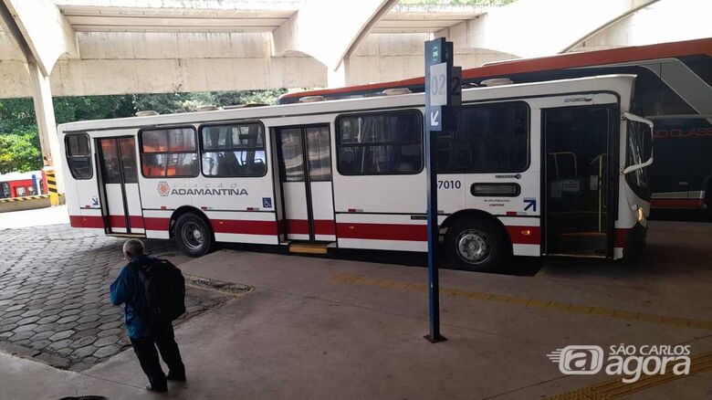 Ônibus da viação Adamantina parado em plataforma no terminal rodoviário de São Carlos - Crédito: Whatsapp SCA