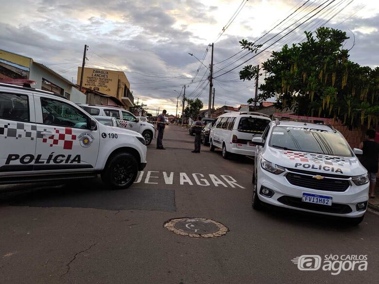 Movimentação policial na rua onde ocorreu o crime - Crédito: arquivo