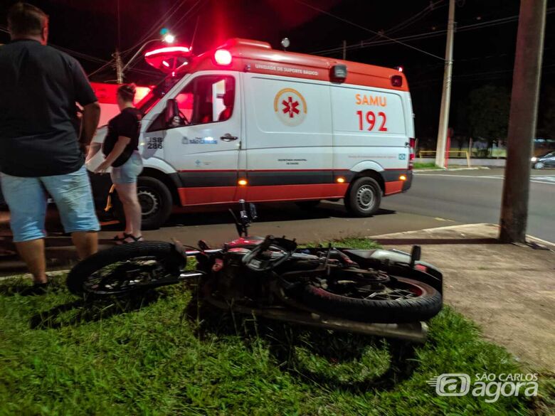 Motoboy sofre ferimentos graves após ser atingido por carro na Miguel Petroni - Crédito: Maycon Maximino