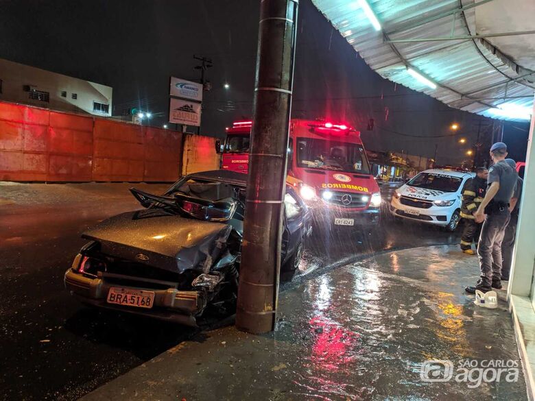Motorista fica retido dentro do veículo após colisão contra poste no Santa Felícia - Crédito: Maycon Maximino