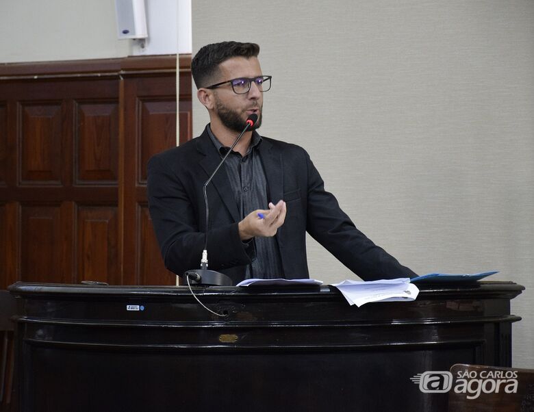 Vereador Elton Carvalho na tribuna da câmara - Crédito: divulgação