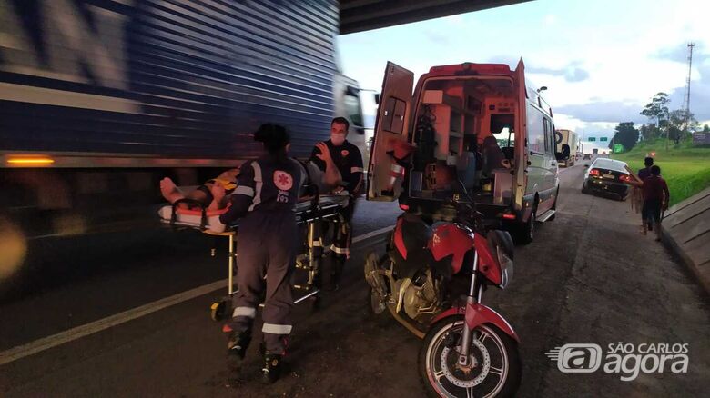 Motociclista sofre queda ao passar sobre buraco na Washington Luís - Crédito: Maycon Maximino