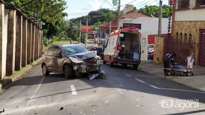 Carro bate em muro na "curva do Joinha" - Crédito: Maycon Maximino
