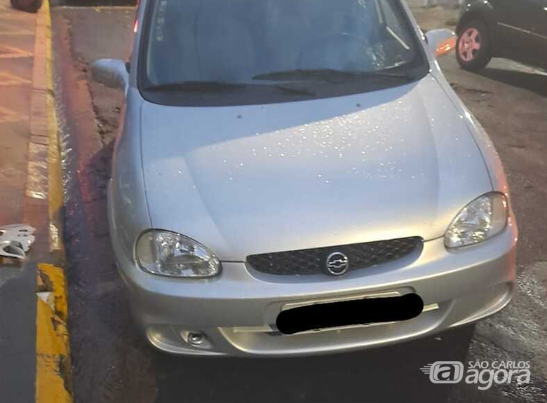 Carro caiu em buraco na região da Santa Casa - Crédito: Whatsapp SCA