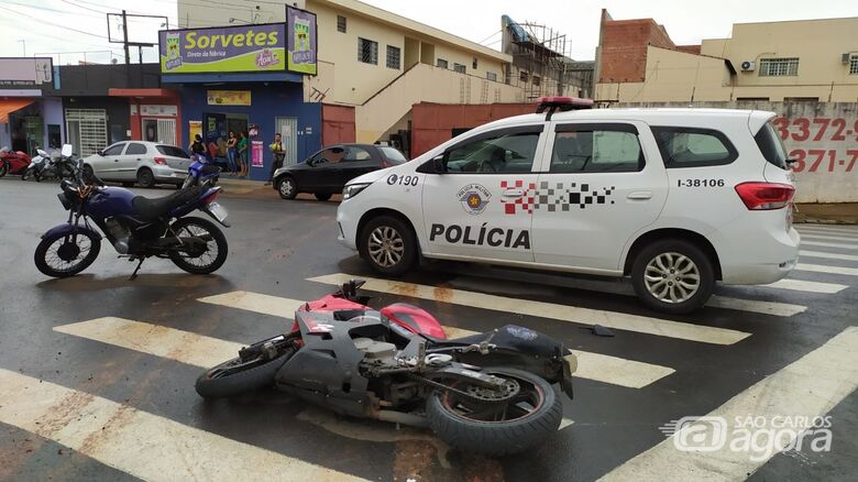 Colisão entre duas motos deixa pai e filho feridos no Santa Felícia - Crédito: Maycon Maximino