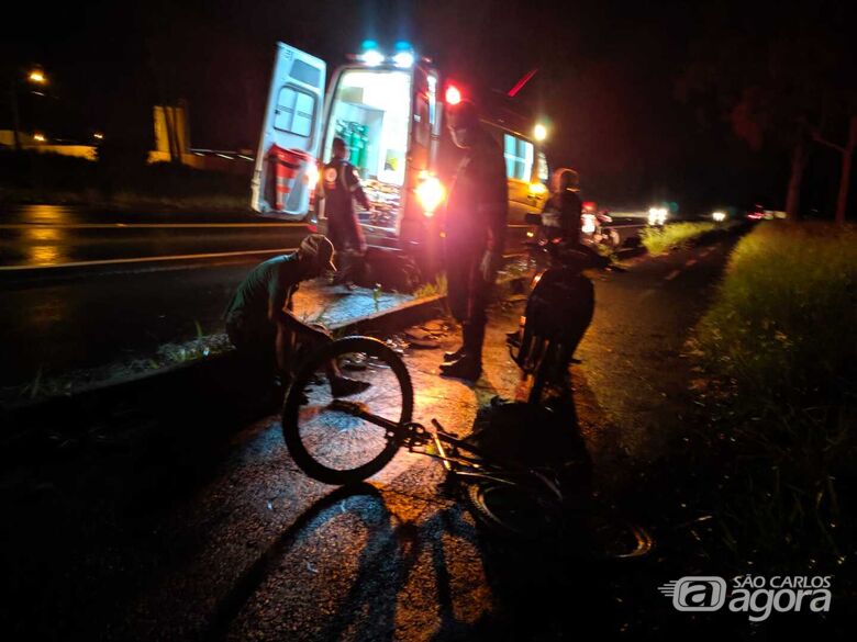 Ciclista é atropelado por moto na ciclofaixa da SP-215 - Crédito: Maycon Maximino