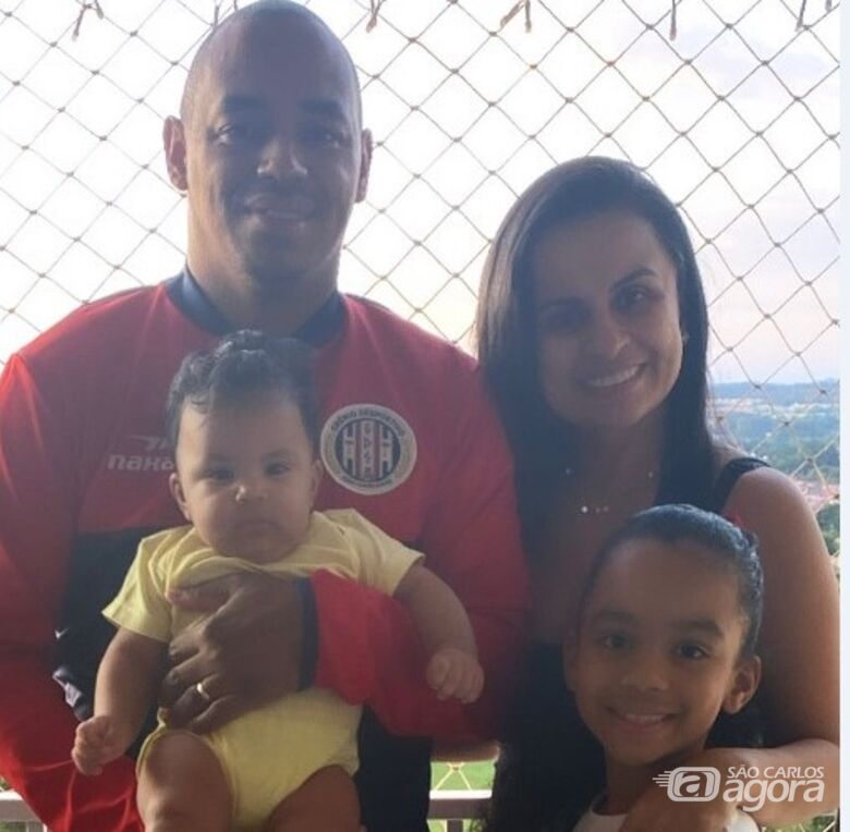 Família linda: renovado com o Grêmio e ao lado da esposa, Marcus Vinícius pararica o caçula Vinícius e comemora os 8 anos de Izabela - Crédito: Divulgação