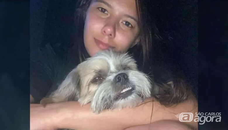 Maynara e o cachorrinho morreram atropelados - Crédito: reprodução/arquivo pessoal