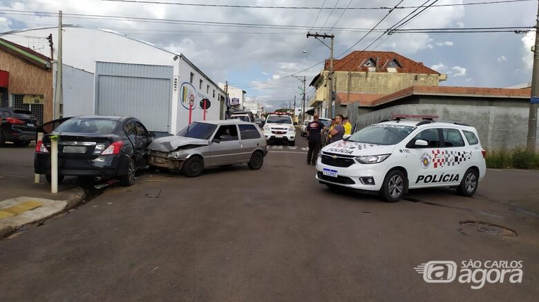 Carros batem em cruzamento na Vila Lutfalla - Crédito: Maycon Maximino