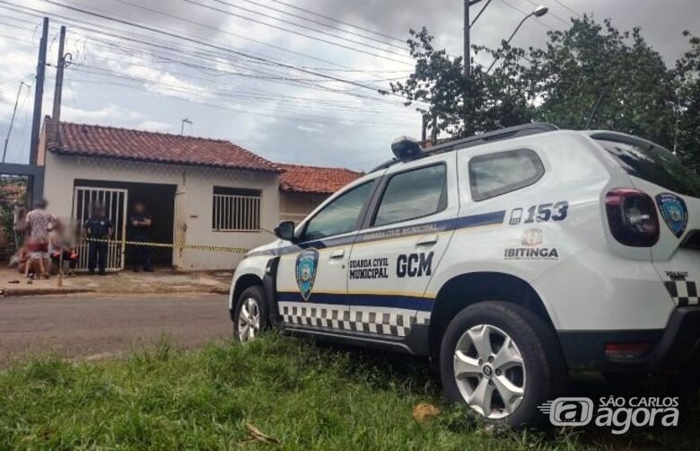 Viatura da GCM na frente da casa - Crédito: reprodução/De Olho na cidade de Ibitinga