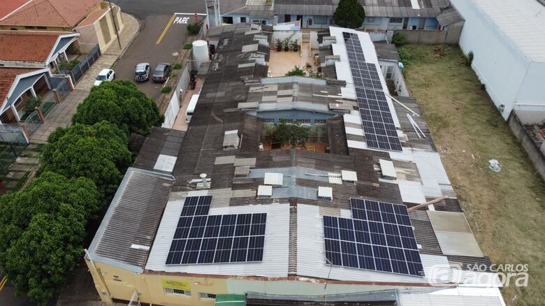 Sistema fotovoltaico instalado no Abrigo Dona Helena Dornfeld: investimento vai gerar uma economia de R$ 60 mil por ano - Crédito: Divulgação