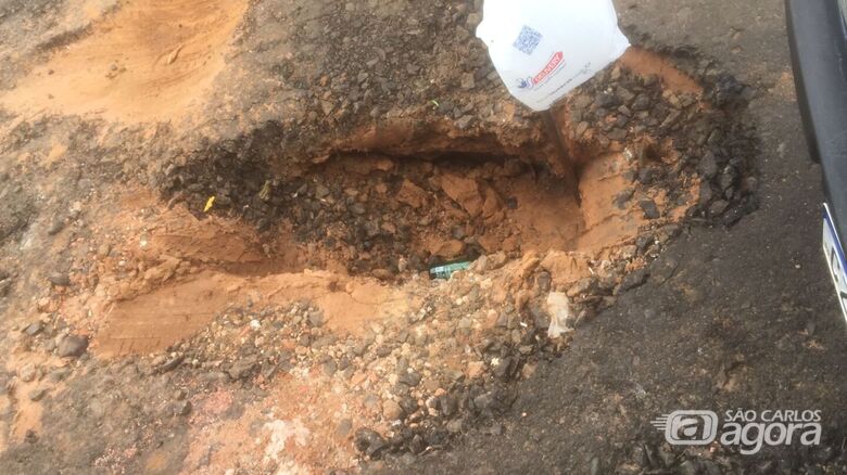 “Crateras” tiram o sossego de moradores no Cruzeiro do Sul - Crédito: Divulgação