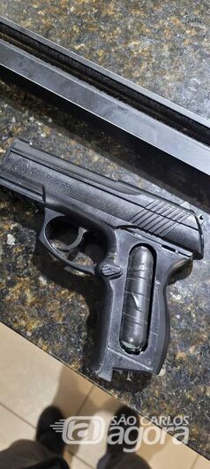 Policiais militares apreenderam o simulacro de pistola - Crédito: Divulgação