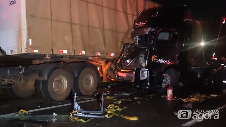 Colisão entre dois caminhões causa congestionamento na rodovia Washington Luís - Crédito: Reprodução/Araraquara Agora