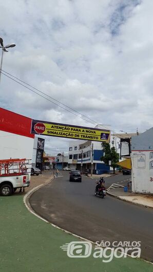 Faixa alerta a mudança de preferencial no centro - Crédito: Maycon Maximino
