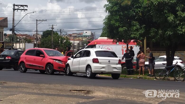 Colisão frontal deixou uma mulher ferida no Aracy - Crédito: Maycon Maximino