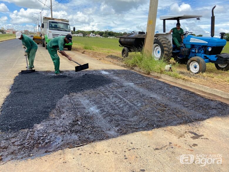 Na terça-feira, 7, as equipes realizaram a manutenção asfáltica em ruas dos bairros Jardim Menzani, São Benedito, Popular e Centro - Crédito: Divulgação