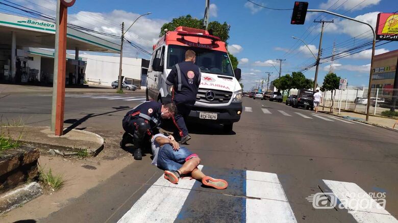 Motociclista no momento do acidente: Socorristas realizam o atendimento - Crédito: Maycon Maximino