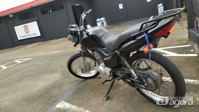 Moto estava sem placa e com a numeração raspada (motor e chassi) - Crédito: Maycon Maximino