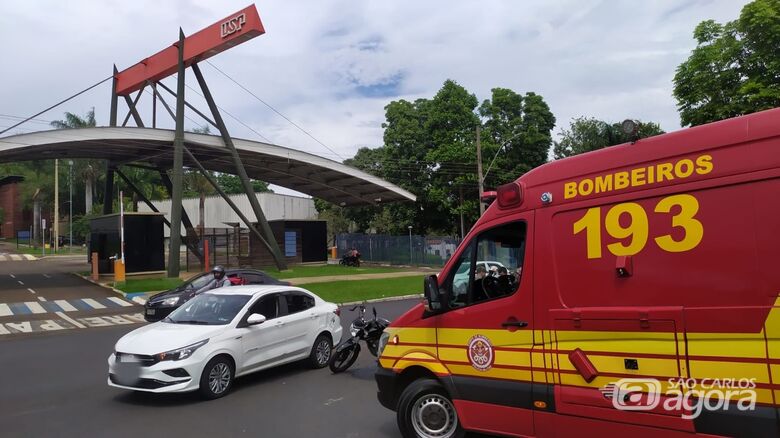 Carro e moto envolvidos no acidente: piloto levou a pior - Crédito: Maycon Maximino