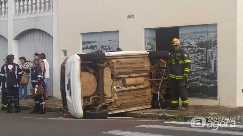 Mobi tombou após a batida no Corsa no centro da cidade - Crédito: Maycon Maximino