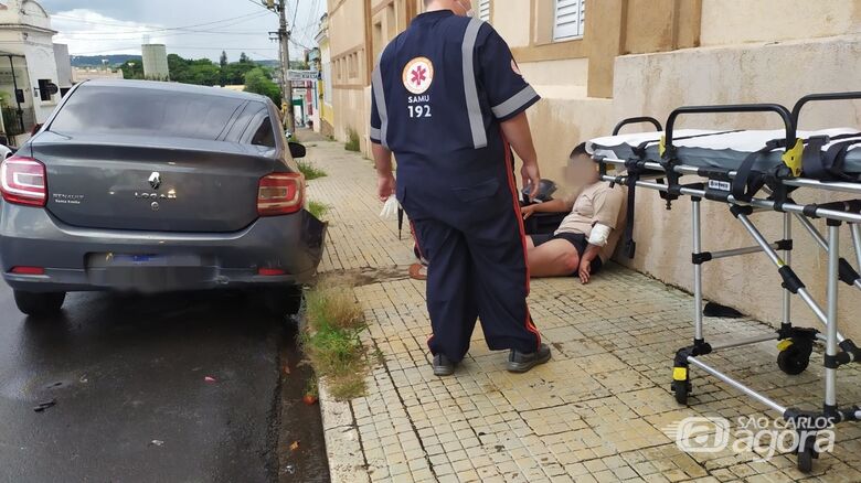 Motoboy no momento em que era atendido pelo Samu - Crédito: Maycon Maximino