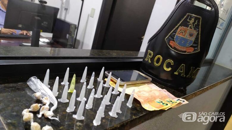 A droga, dinheiro e celular apreendidos pelos PMs da Rocam - Crédito: Maycon Maximino
