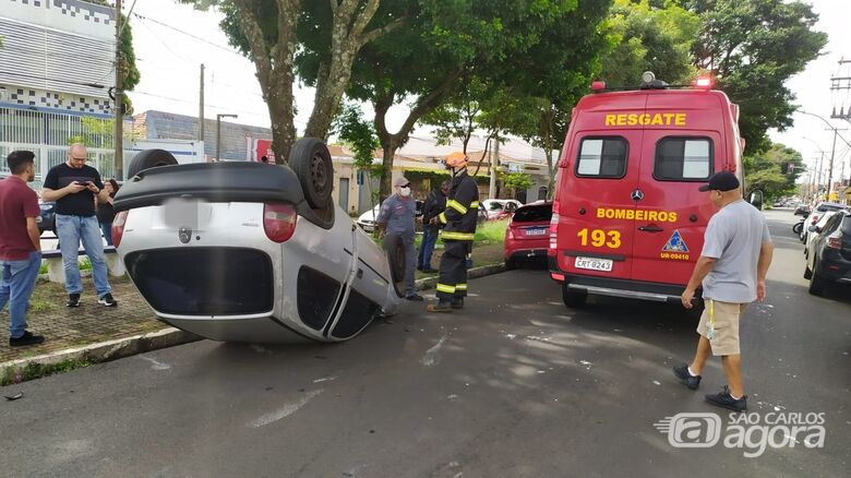 Carro capotou na Rua Larga: ninguém ficou ferido - Crédito: Maycon Maximino