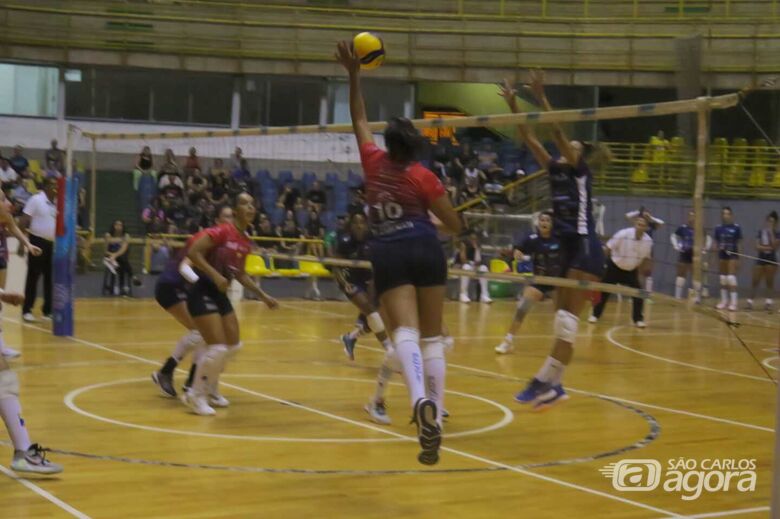 Equipe são-carlense não jogou bem e perdeu para o Bluvolei - Crédito: Jonas Bezerra