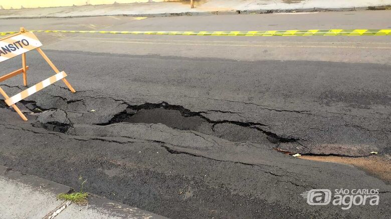 Rua consertada recentemente volta a ser interditada devido a estragos causados pela chuva - Crédito: Maycon Maximino