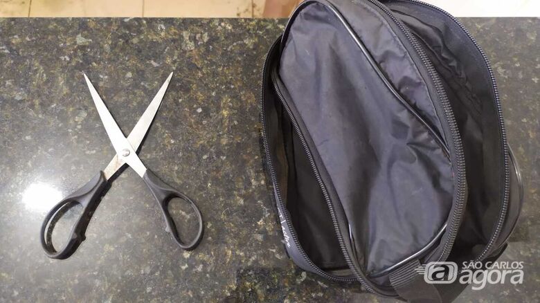 A tesoura utilizada pelo assaltante para a prática do crime - Crédito: Maycon Maximino