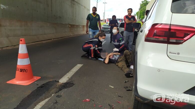 Motociclista recebe atendimento médico após acidente - Crédito: Maycon Maximino