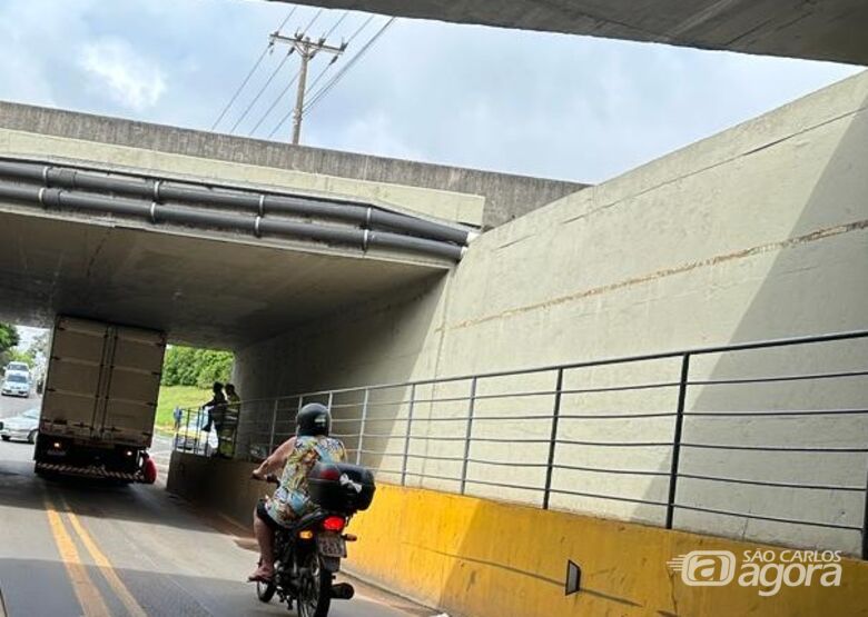 Caminhão-baú fica entalado em pontilhão sob a Washington Luís - Crédito: Colaborador