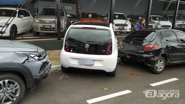 UP colidiu em dois carros estacionados - Crédito: Maycon Maximino