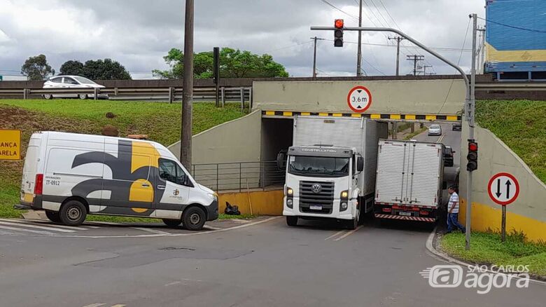 Mais um caminhão-baú enrosca na Cap. Luís Brandão - Crédito: Maycon Maximino