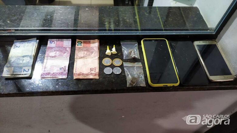 Celulares, droga e dinheiro foram apreendidos pela PM - Crédito: Maycon Maximino