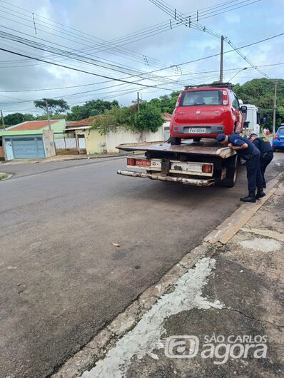 Secretaria de Trânsito retira de circulação carro em estado de abandono - 
