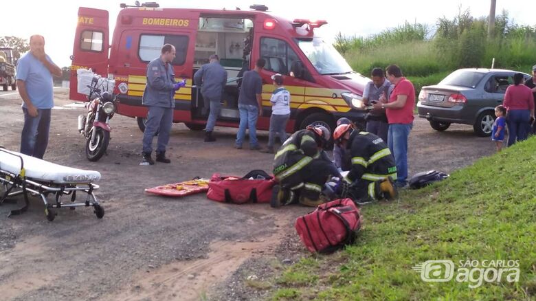 Colisão entre moto e caminhão deixa homem ferido na SP-215 - Crédito: Maycon Maximino