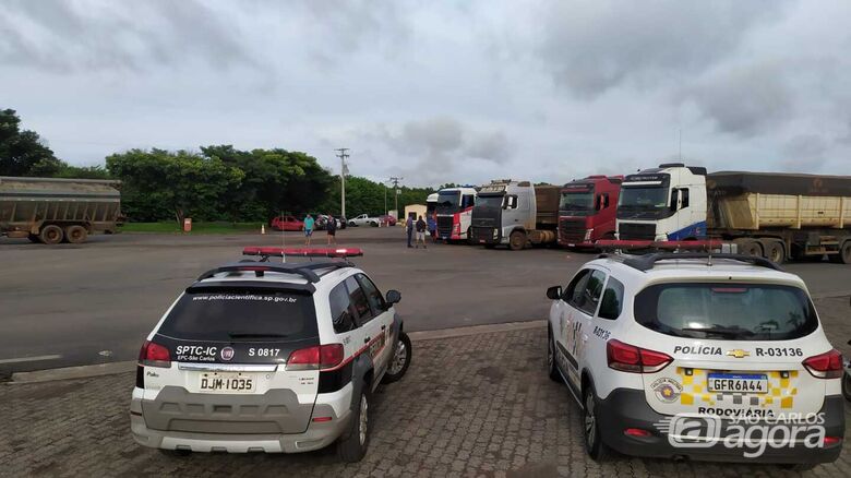 Veículos estavam em um estacionamento no posto - Crédito: Maycon Maximino