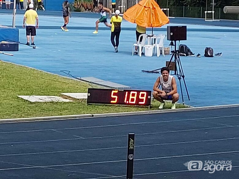 Lucca ao lado da melhor marca de sua vida nos 400m sobre barreiras - Crédito: Divulgação