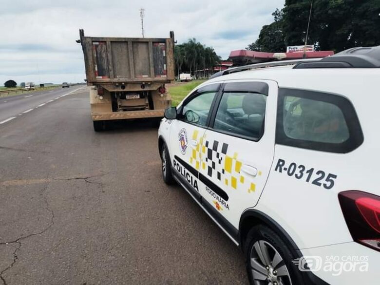Caminhão roubado é recuperado pela PMR na Washington Luís - Crédito: reprodução/Araraquara Agora