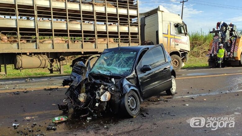 Motorista fica presa nas ferragens após acidente na SP-255 - Crédito: reprodução/Araraquara Agora