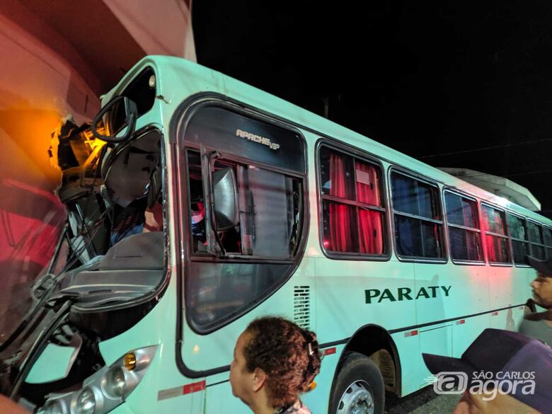 Ônibus desgovernado atropela e mata uma pessoa no Cidade Aracy - Crédito: Maycon Maximino