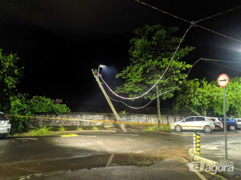 Poste tomba em frente ao Senai - Crédito: Maycon Maximino